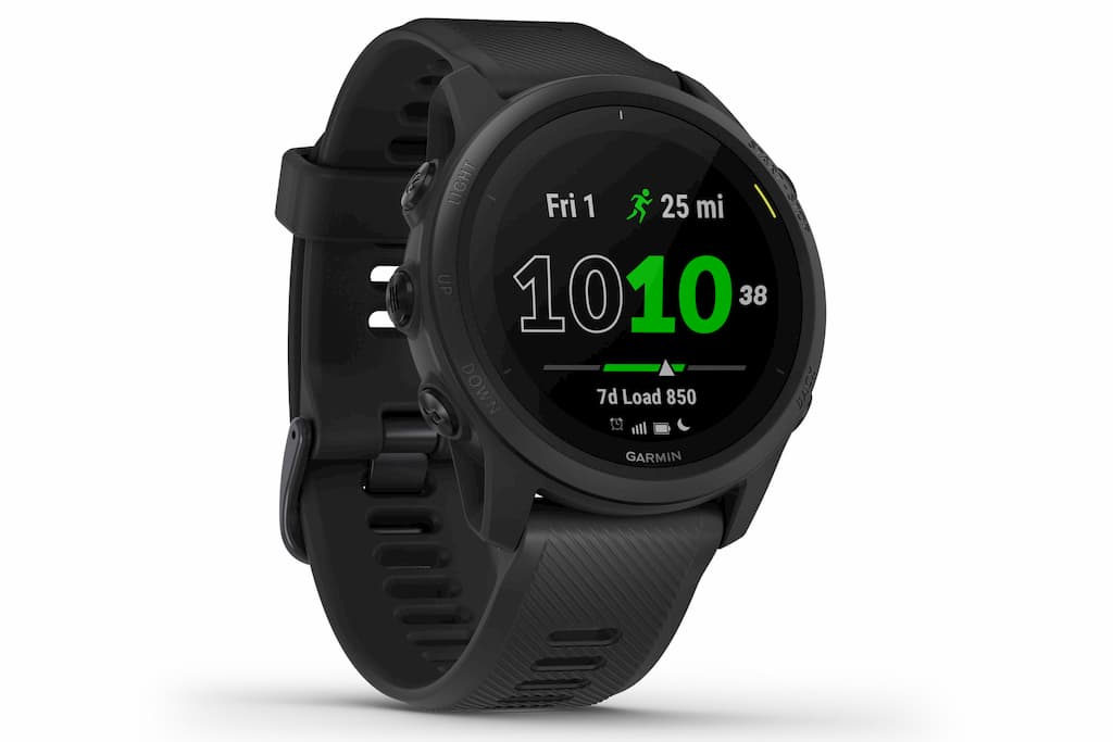 Спортивные часы Garmin Forerunner 745 в чёрном корпусе для бега и триатлона.