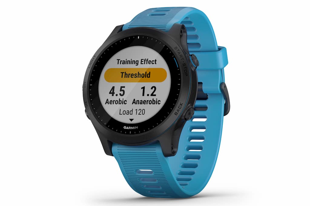Спортивные часы Garmin Forerunner 935 с голубым ремешком для тренировок и триатлона.