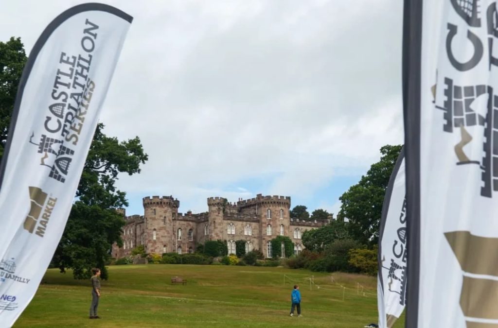 Замок Чамли на территории проведения триатлона Cholmondeley Castle в Великобритании.