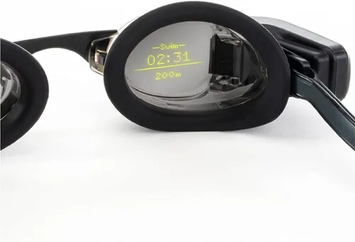 Встроенный дисплей умных очков FORM Smart Swim Goggles 2 с показателями времени и дистанции.